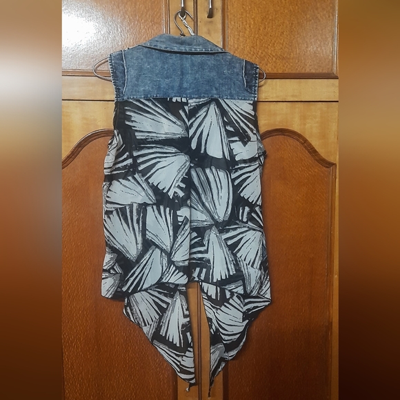 Beautiful Tie-Knot Shirt Top - Picture 9 of 9